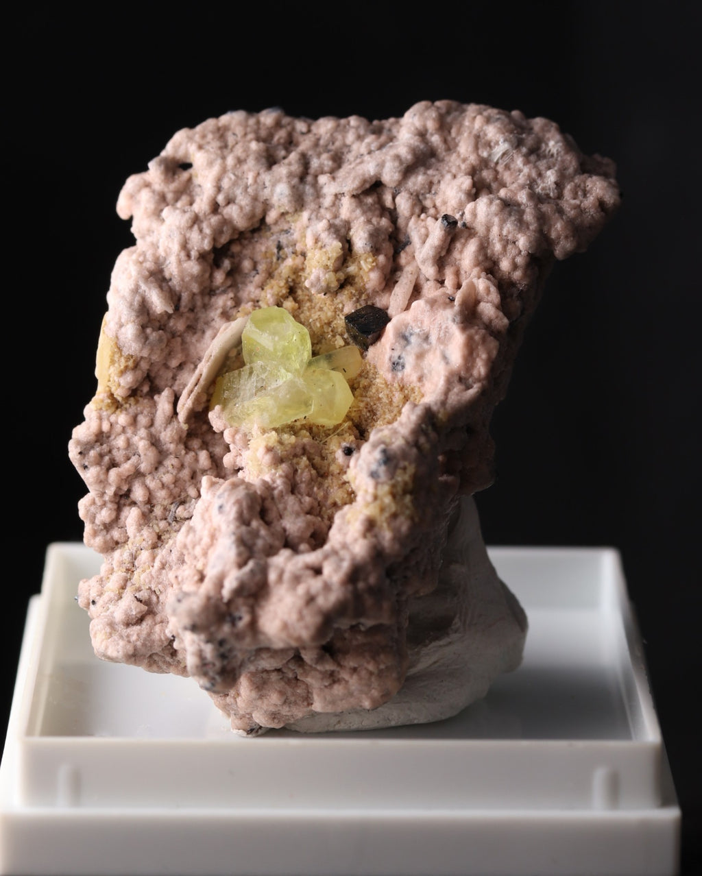 Ettringite, Sphenoidal Manganite & Calcite