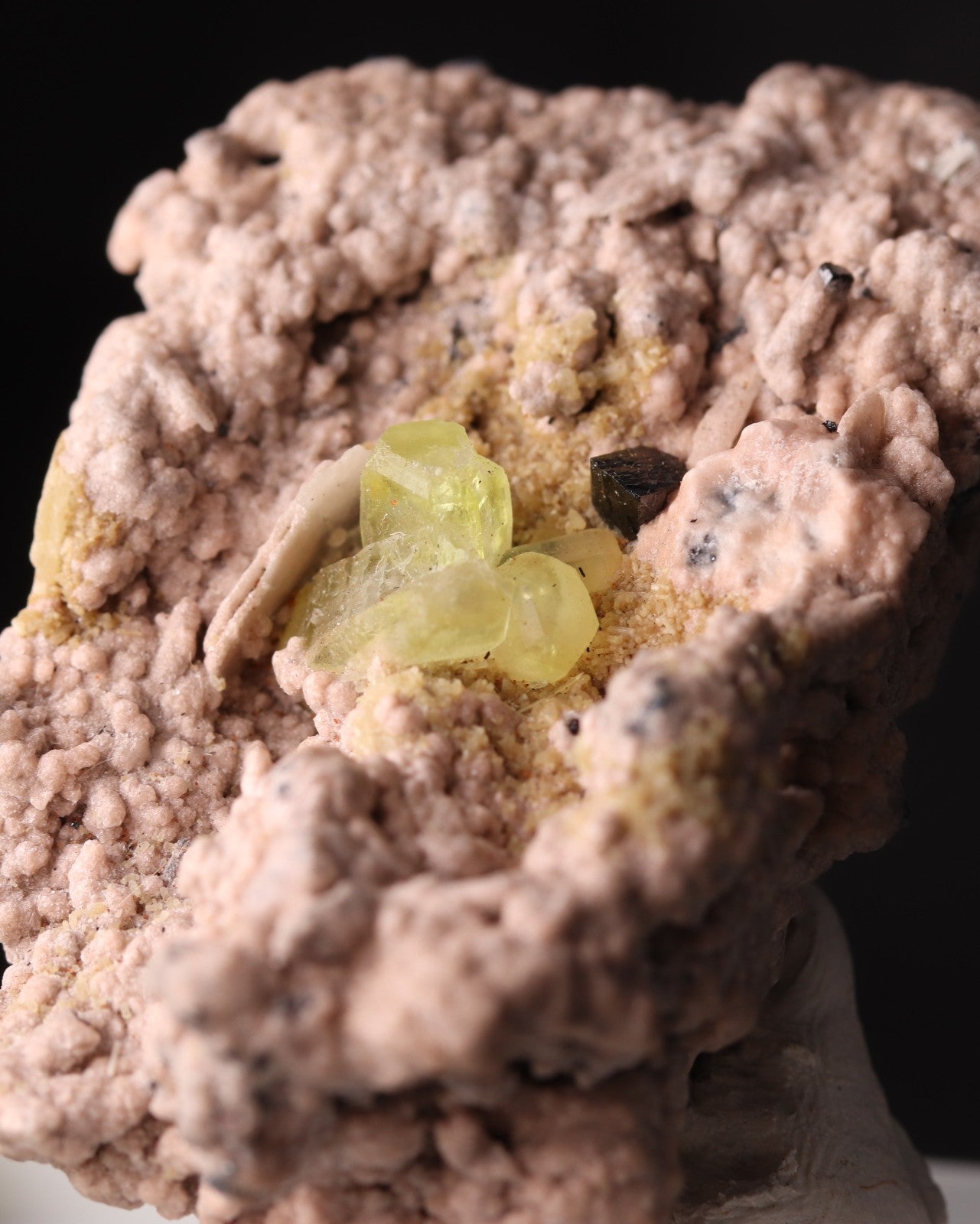 Ettringite, Sphenoidal Manganite & Calcite