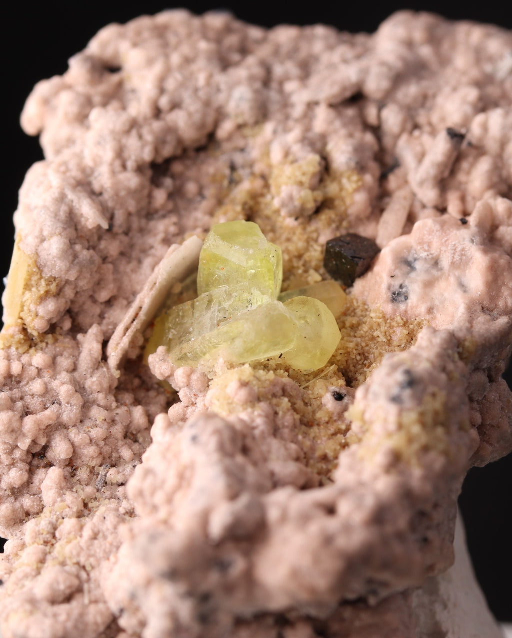 Ettringite, Sphenoidal Manganite & Calcite