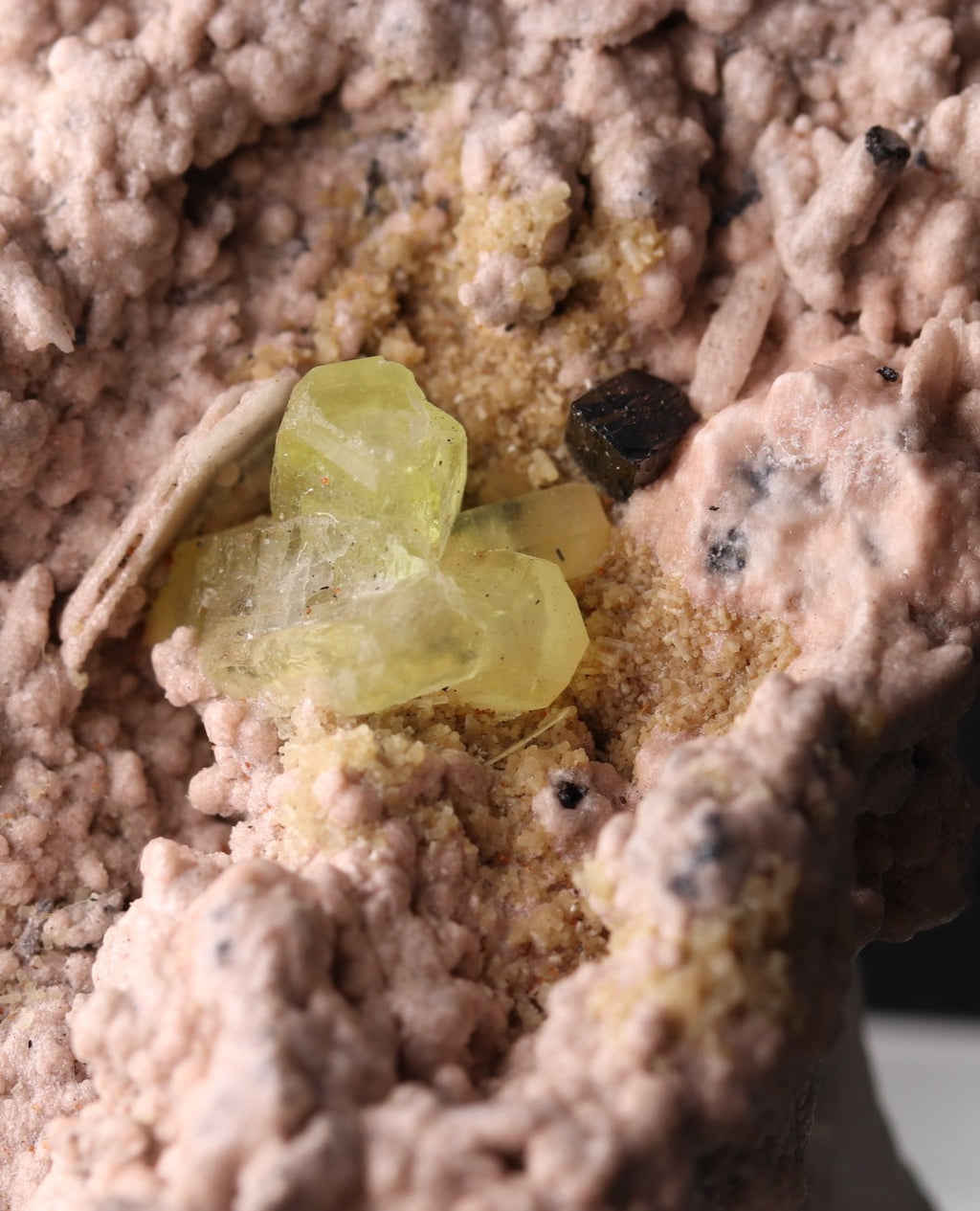 Ettringite, Sphenoidal Manganite & Calcite