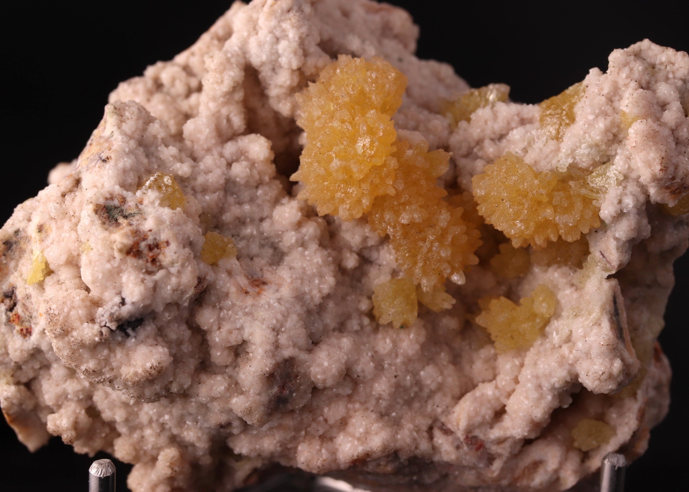 Mimetite on Dolomite