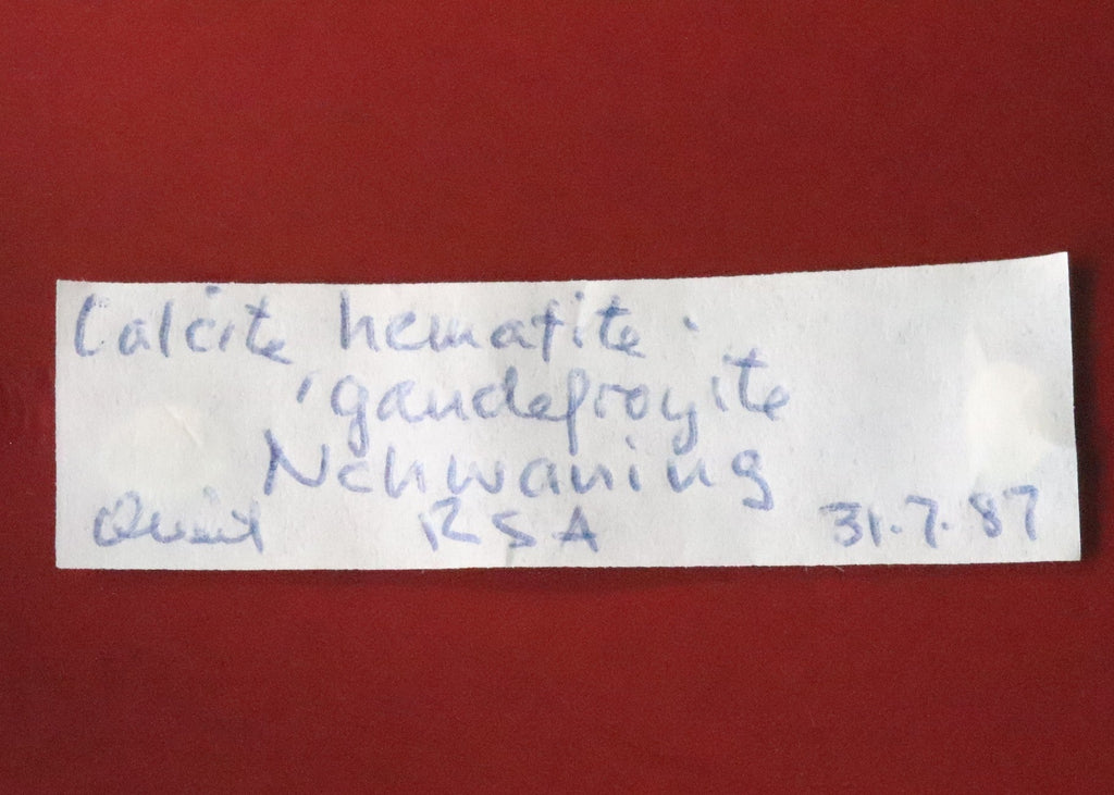 Label for the Calcite, Hematite and Gauderfroyite thumbnail combination from N'Chwaning, South Africa. Ex. Clive Queit